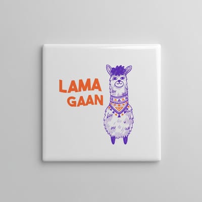 Grappige Keramische Tegel “Lama Gaan” met Lama Illustratie – Decoratieve Wandtegel – 15 x 15 cm