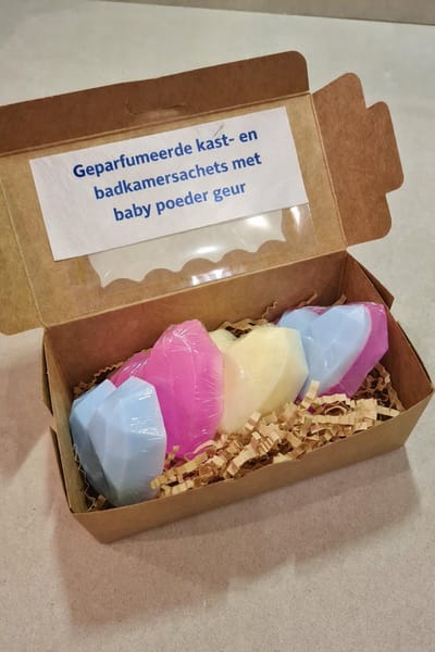 Baby Poeder Geurblokjes Heerlijk geparfumeerde zeepblokjes voor kast en badkamer met een zachte baby poeder geur. Zorgt voor een frisse en langdurige geur.