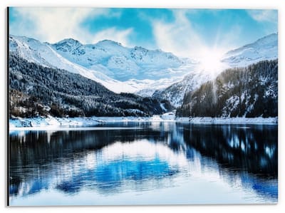 Dibond - Winters zonnetje in Berglandschap - 40x30cm Foto op Aluminium (Met Ophangsysteem)