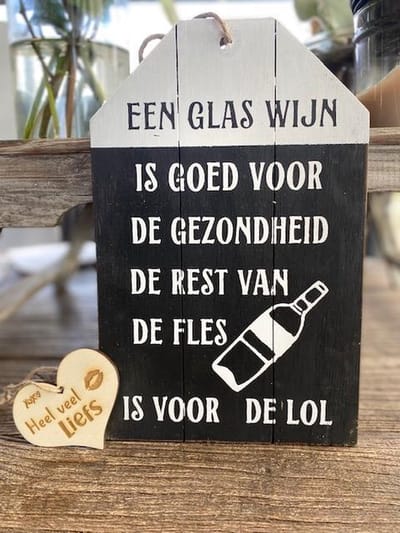 Dienblad inclusief houten hartje veel liefs / label 30x19cm / met de tekst;  een glas wijn / black wash / vriendin / vriendschap / cadeau / verjaardag