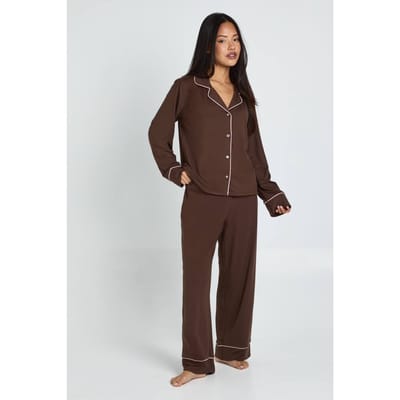 boohoo Dames Petite Pyjama Set Met Paspeldetail Lange Mouwen Shirt & Broek | Chocoladebruin | Maat: 44
