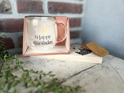 Creaties van Hier - Cadeaupakket Theeglas met Plankje - Happy Birthday - Glas - Hout - Verjaardag