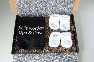 Brievenbus cadeau Jullie worden Opa & Oma - cadeau zwangerschap - cadeau Opa & Oma - slabber zwart - babyslofjes