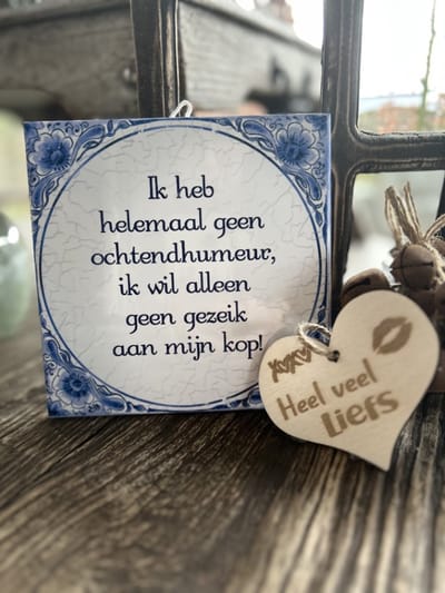 Creaties van Hier - Tegeltje Ochtendhumeur met houten hartje - 15 cm – Keramiek