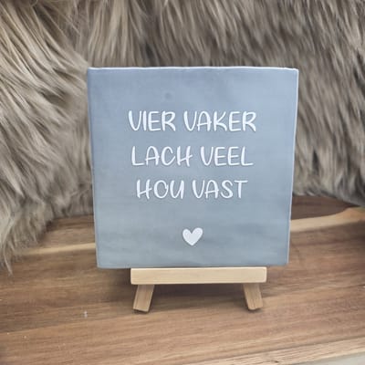 Robuust Wenstegeltje "Vier vaker lach veel" – Hip trendy tegeltje – Cadeau voor Nieuwe Woning, Housewarming of Gezinscadeau – Sfeervol en Persoonlijk - Vriend(in) - Zomaar – Trendy nu – Decoratief Tegeltje met Standaard – Cadeau Idee