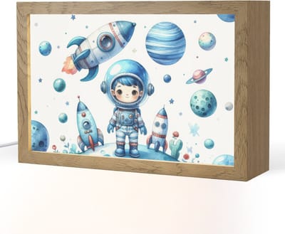 Nachtlampje 30x20 cm - Kinder lampje - Ruimte - Blauw - Astronaut - Raket - Planeten - Tafellamp kinderkamer - Slaapkamer lamp - Bedlamp kinderen - Kinderlampje stopcontact - Wandlamp babykamer - Nachtlampjes
