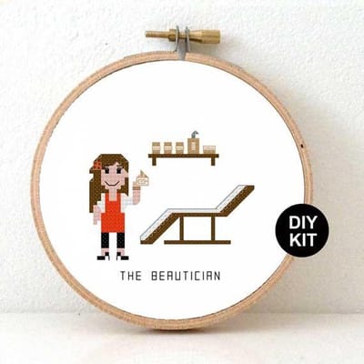 Schoonheidsspecialiste borduurpakket | Borduurpakket voor volwassenen | cadeau voor schoonheidssalon maken | Borduurpakket inclusief borduurring, DMC borduurgaren, Aida borduurstof, borduurnaald en instructies
