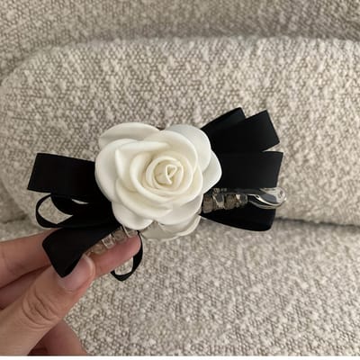 Elegante Bloemen Haarklem met Witte Camelia Bloem en Zwarte Strik - Plastic, Grote Maat, Verjaardagsfeest Accessoire beige