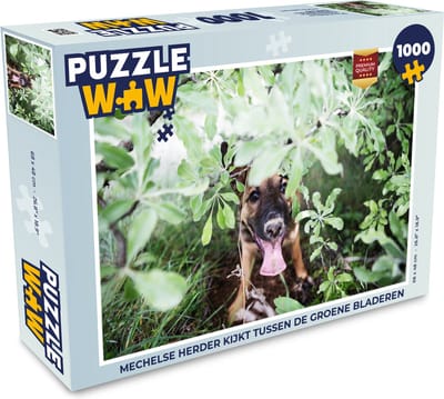 Puzzel Mechelse herder kijkt tussen de groene bladeren - Legpuzzel - Puzzel 1000 stukjes volwassenen
