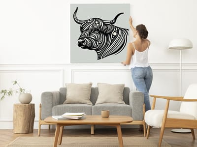 Abstract schotse hooglander schilderij | Stralende weerspiegeling van de majestueuze Schotse hooglander in abstractie | Kunst - 80x80 centimeter op Forex | Foto op Forex