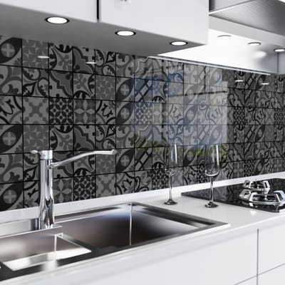 Keuken achterwand zelfklevend – Glaslook – Spatscherm keuken – Verstevigde PET folie – Spatwand fornuis – Muurbeschermer – 0,80 mm - Mozaïektegels donker - 220 cm x 60 cm