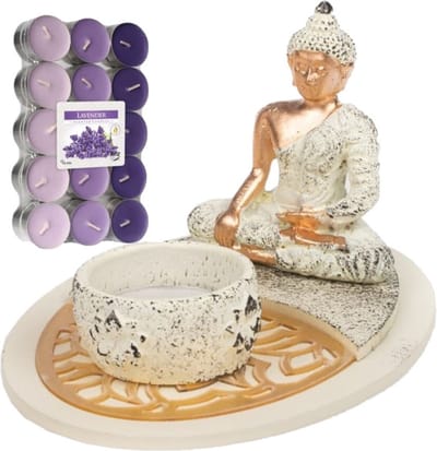 Boeddha beeld voor binnen 15 cm met 30x geurkaarsen lavendel - Buddha beeldje met theelichtjes/waxinelichtjes