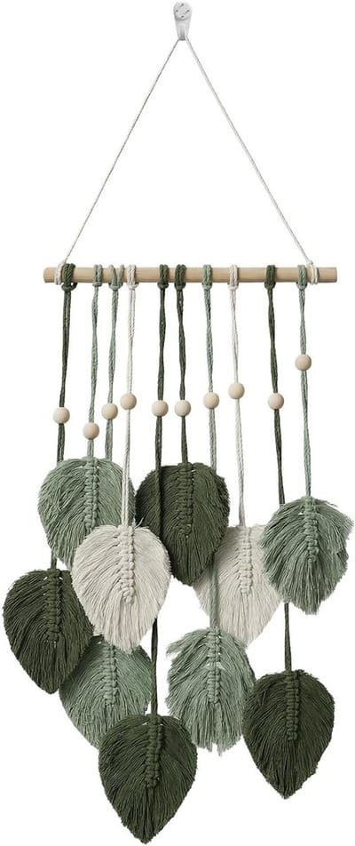 Handgeweven Boho macramé wandtapijt met houten kralen en groene bladeren voor unieke wanddecoraties in woon- en slaapkamers