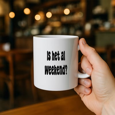 Weekend Sfeer Koffiemok - 'Is Het Al Weekend?' – Leuke Keramische Beker Voor Ontspanning en Vrije Tijd