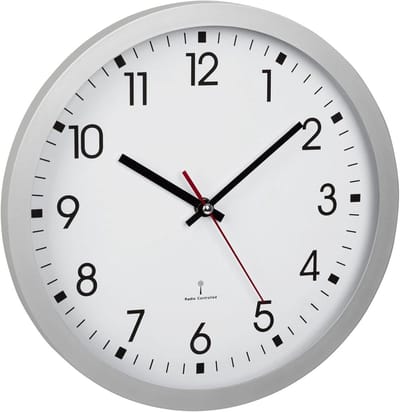 Grote Analoge Wandklok met Radiosignaal voor Nauwkeurige Tijdweergave