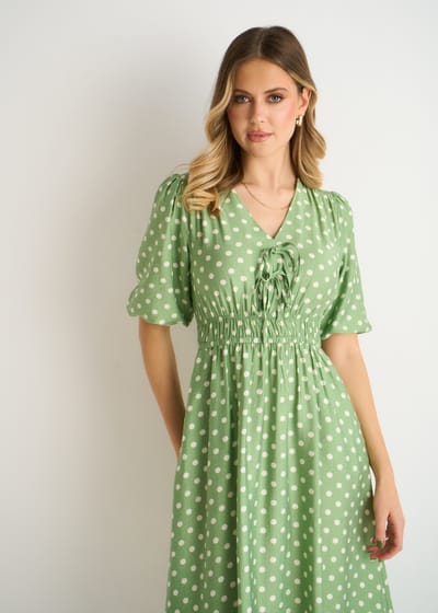Saliegroene midi-jurk met stippenprint en gerimpelde taille