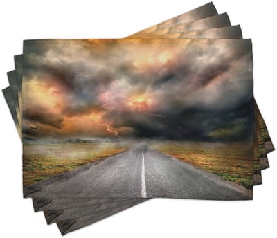 ABAKUHAUS Natuur-placemats, stofachtige stormwolken en donder boven de landweg in het veld – tafeldecoratie van kleurvaste stof voor eetkamer en keuken, oranje-grijs