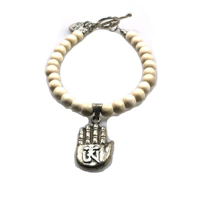 Heaven Eleven - CrÃ©mekleurige kralenarmband met gelukshandje 925