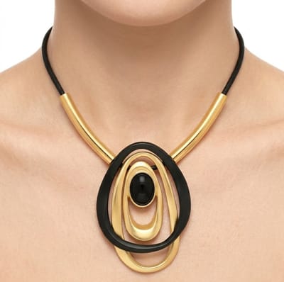 Zwart goudkleurige ketting voor dames met hanger in abstract design en ovale steen