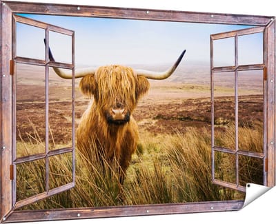 Gards Tuinposter Doorkijk Schotse Hooglander Koe in het Veld - 180x120 cm - Tuindoek - Tuindecoratie - Wanddecoratie buiten - Tuinschilderij