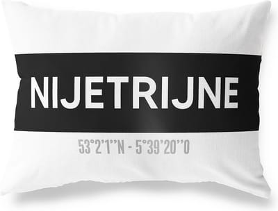 Tuinkussen NIJETRIJNE - FRIESLAND met coördinaten - Buitenkussen - Bootkussen - Weerbestendig - Jouw Plaats - Studio216 - Modern - Zwart-Wit - 50x30cm