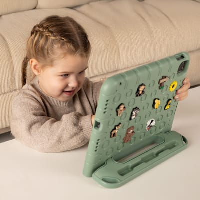 imoshion Tablet Hoes Kinderen- Geschikt voor Samsung Galaxy Tab A9 Plus / Galaxy Tab A11 Plus - Kidsproof Kinder Hoes met dolls - Olive Green