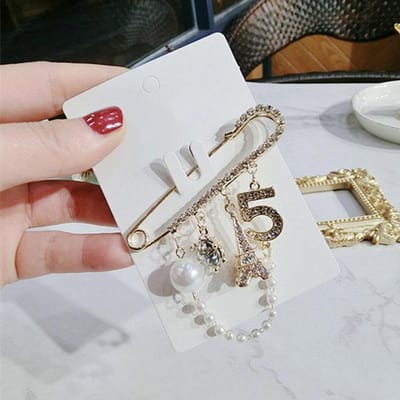 Vintage Handgemaakte Luxe Kleding Broche Kraag Mode Letter Parel Vrouw Gestreepte Broches Pin Vrouw Sieraden white