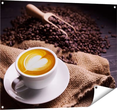 Gards Tuinposter Kopje Koffie in een Hartje met Koffiebonen - 100x80 cm - Tuindoek - Tuindecoratie - Wanddecoratie buiten - Tuinschilderij
