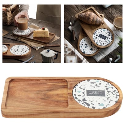 Plateau de service en bois avec dessous de verre en céramique et assiettes à salade pour fromage