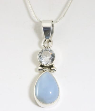Zilveren hanger met blauwe opaal en bergkristal aan ketting