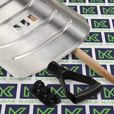KADAX Aluminium Sneeuwschep Met Houten Steel en D-Greep - Ergonomische en Robuuste Sneeuwruimer (50 cm Breed)