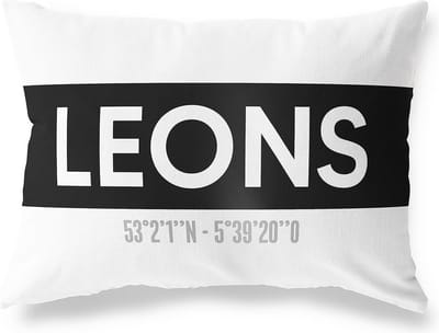 Tuinkussen LEONS - FRIESLAND met coördinaten - Buitenkussen - Bootkussen - Weerbestendig - Jouw Plaats - Studio216 - Modern - Zwart-Wit - 50x30cm