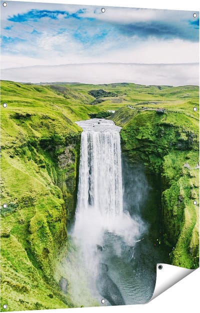 Gards Tuinposter Waterval in het Groene Landschap - 90x120 cm - Tuindoek - Tuindecoratie - Wanddecoratie buiten - Tuinschilderij
