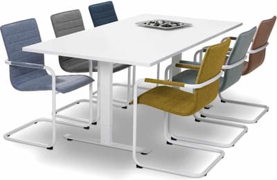 Stijlvolle Design vergaderstoel voorzien van wolvilt stoffering Wit frame Lichtblauw stof