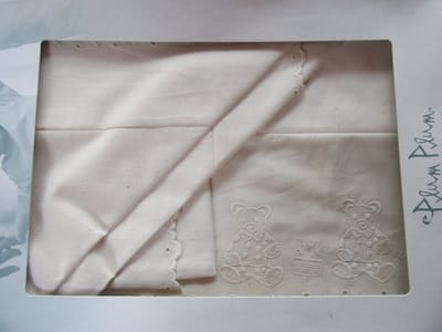 laken ecru +broderie bedje  120x150  plum plum babygoods