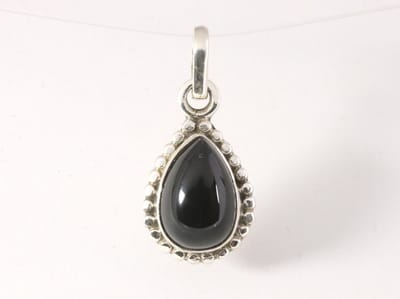 Fijne bewerkte druppelvormige zilveren hanger met onyx