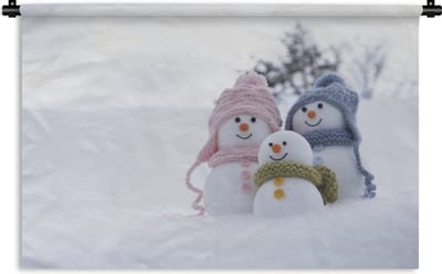 Wandkleed Kerst - Een familie van kerstpoppen op het besneeuwde landschap Wandkleed katoen 120x80 cm - Wandtapijt met foto