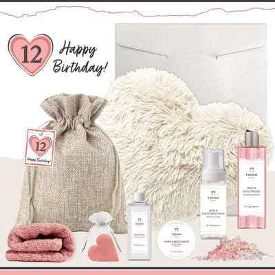 Geschenkset “12 Happy Birthday!” - 8 producten - 1220 gram - Triomf Cosmetica | Giftset voor haar 12 jaar Wellness Cadeaupakket Meisje Kussen Hartje Gefeliciteerd Verjaardag Feestje Cadeau Pakket Luxe Cadeaubox Party Girl Gift Set Roze Creme