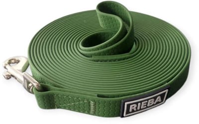 Rieba® Hondenriem 10 meter PVC – Hoge Kwaliteit - Stijlvol & Zeer Sterk - Lange Lijn - Trainingslijn – Sleeplijn – Speurlijn - Hondenlijn – Looplijn – Riem Hond - Voor Training en Wandelen – Fijn in de Hand - 2 cm Breed – PVC – Olijfgroen