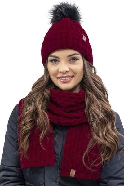 Vivisence Dames Winter Muts En Sjaal Set - Zachte Fleecevoering En Modieuze Brei Met Pompon Van Imitatiebont Antistatisch Voor Het Haar - Comfortabele Warmte En Draaggemak Op Koude Winterdagen - Wijnrood