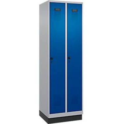C+P Evolo Plus garderobekast, 2 vakken, 300 mm vakbreedte, met plint, rechts scharnierend, veiligheidsdraaigrendel, soft-close, inbraakwerend, B 600 x D 500 x H 1950 mm, alu wit RAL 9006/genziana blauw RAL 5010