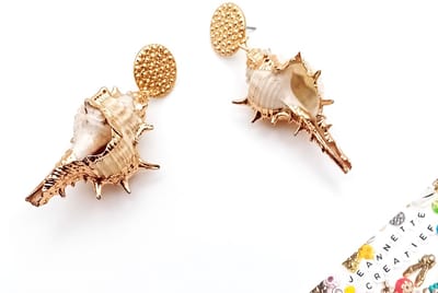 Jeannette-Creatief® - Beach - Golden Shell - Grote Schelpen - Oorbellen met Schelpen - Zomer Sieraden - Dames Oorbellen - Oorbellen Dames - Oorbellen met Schelpen - Witte Oorbellen - Goudkleurige Oorknoppen - Mermaidcore