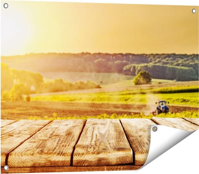 Gards Tuinposter Tractor in het Veld met Houten Planken - 80x60 cm - Tuindoek - Tuindecoratie - Wanddecoratie buiten - Tuinschilderij