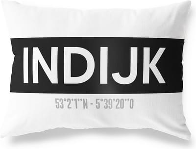 Tuinkussen INDIJK - FRIESLAND met coördinaten - Buitenkussen - Bootkussen - Weerbestendig - Jouw Plaats - Studio216 - Modern - Zwart-Wit - 50x30cm