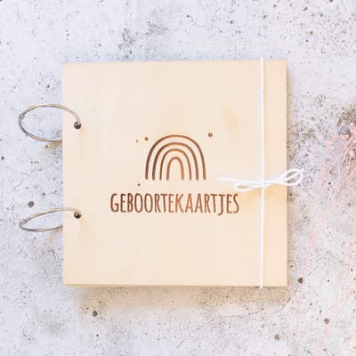 Houten bewaarbundel geboortekaarten | 20 x 20 cm | kaarten bewaarbundel regenboog