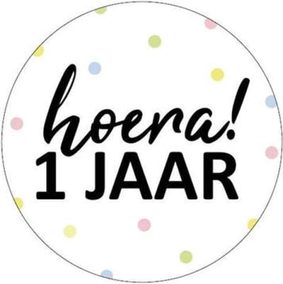 CADEAU STICKER ROND HOERA! 1 JAAR / traktatie sticker / wens etiket 1 jaar rond 40mm / sluitsticker 30 stuks / cadeausticker / wit roze geel groen / merkloos