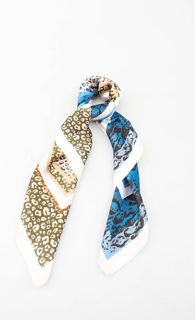 Dames neksjaal Parisa panterprint fantasiemotief blauw ecru zwart bruin wit lichtblauw 70x70