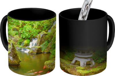Magische Mok - Foto op Warmte Mokken - Koffiemok - Waterval - Koi - Japanse lantaarn - Mos - Water - Magic Mok - Beker - 350 ML - Theemok