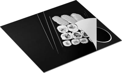 Chefcare Inductie Beschermer Sushi met Stokjes op een Zwarte Achtergrond - Zwart Wit - 60x50 cm - Afdekplaat Inductie - Kookplaat Beschermer - Inductie Mat