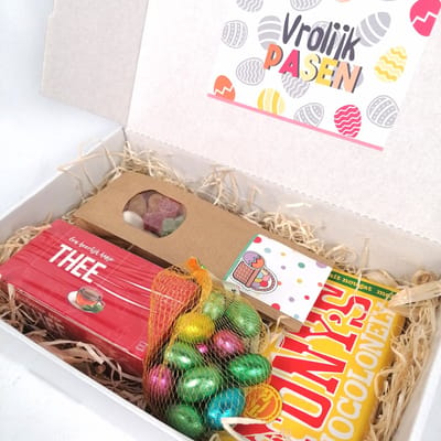 Pasen chocolade cadeau pakket - "Vrolijk Pasen" - chocolade paaseitjes - thee - snoepmix - paascadeautje - chocolade cadeau